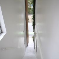 芦屋市西山町の賃貸物件/階段からインパクト大の大きな玄関ドアを望む