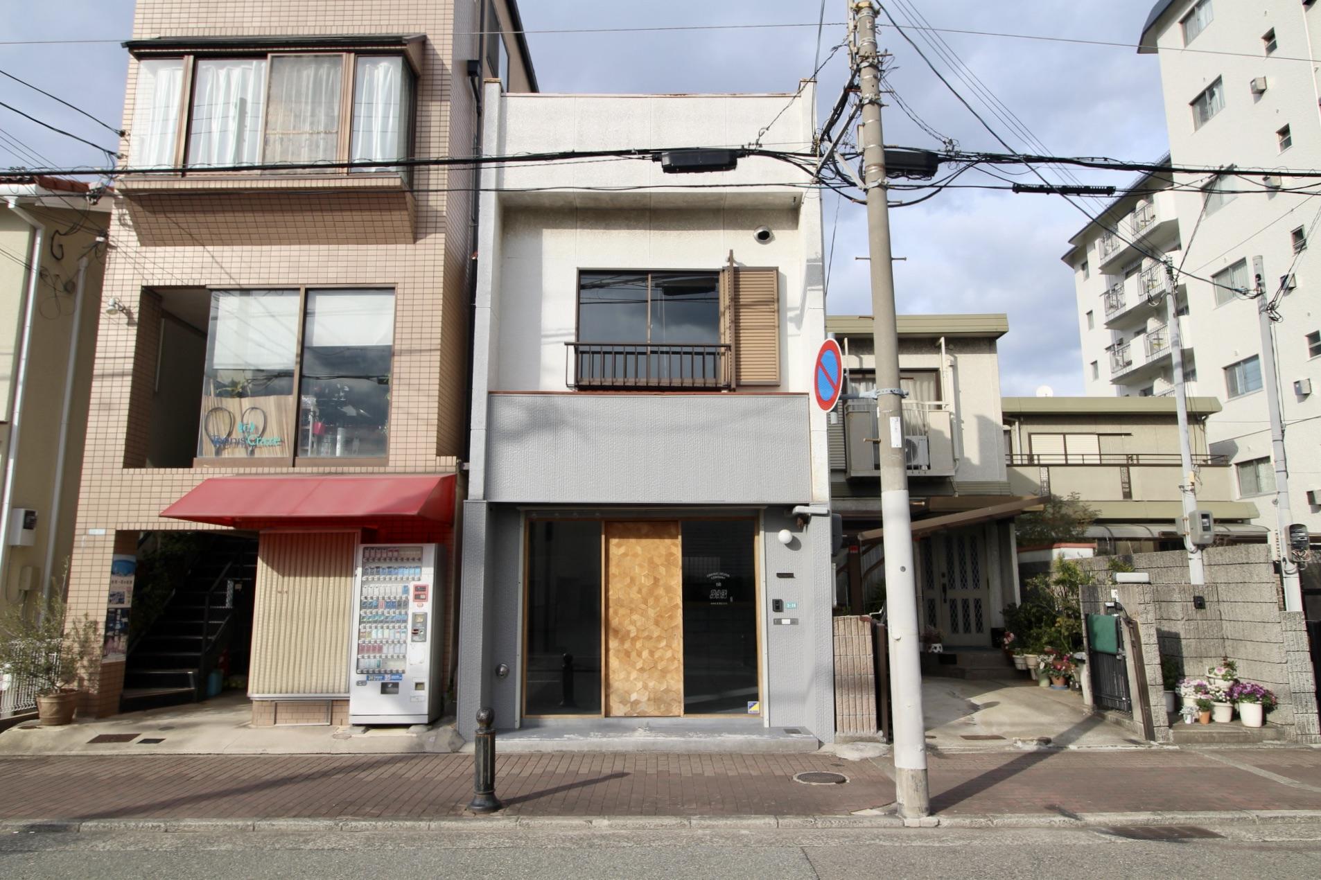 新旧がうまく混在するレトロな外観