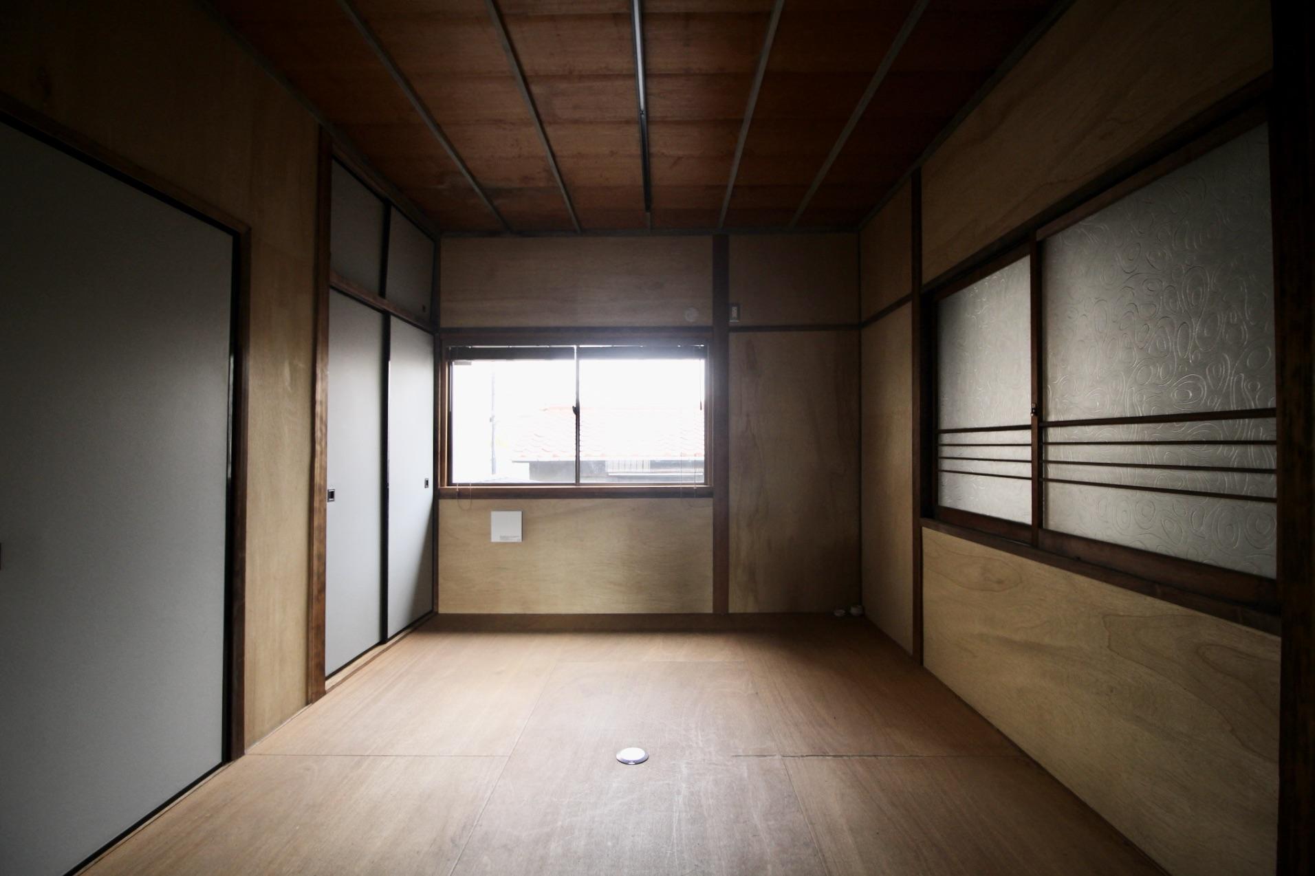 味のある古き良き木製建具や柱(2階)