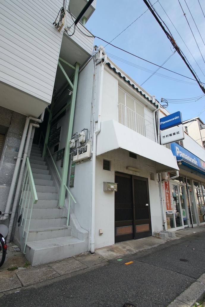 白い建物の2階部分