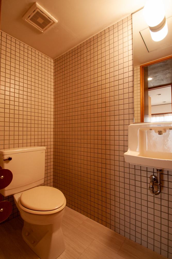 トイレも総タイル