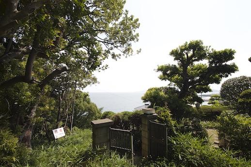 門を抜けると海