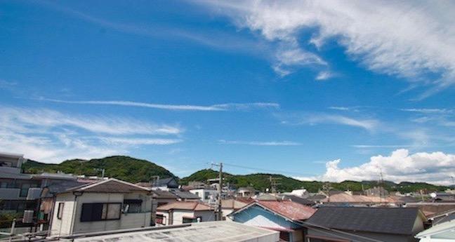 遠くに須磨の山並み