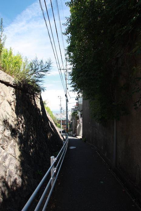 潮見台にはこのような細い坂道が入り組んでいる