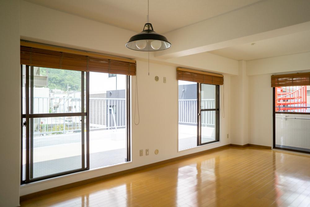 外とのつながりで部屋が広く感じます