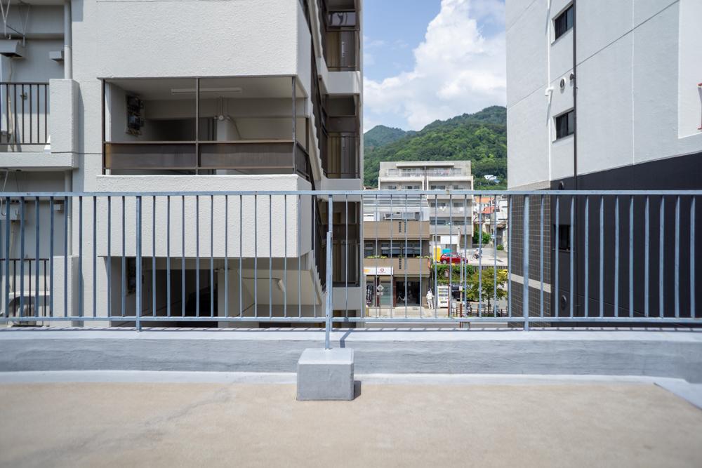 街中なので建物は林立しています