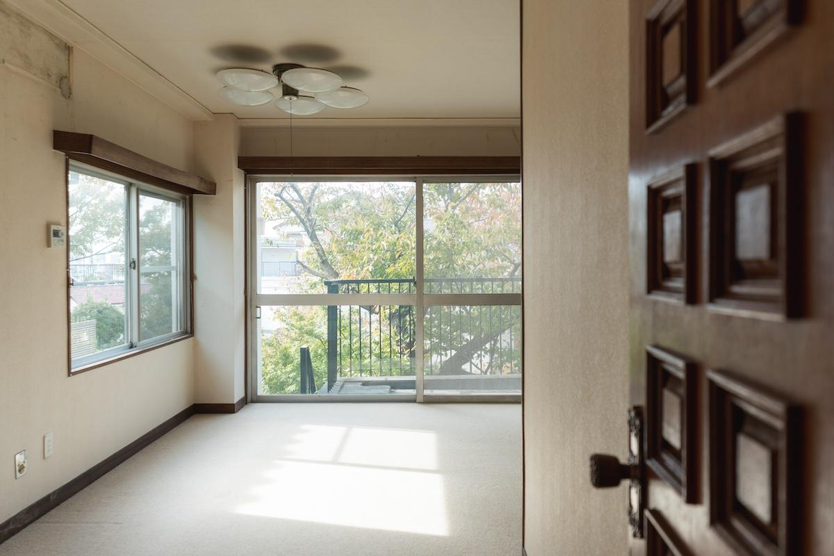 神戸市東灘区森北町の売買物件/レトロな扉を開けると、リビングの大きな窓から緑が。春にはお花見ができます