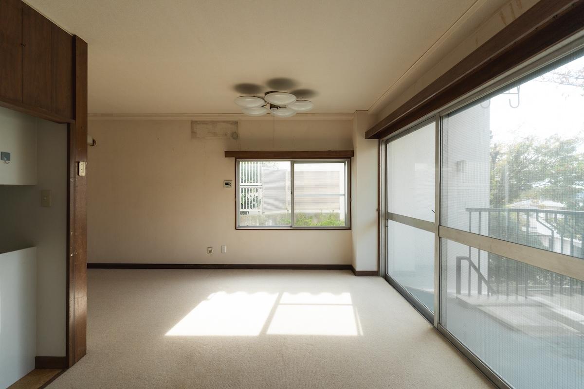 神戸市東灘区森北町の売買物件/テラスハウスでも角住戸のため窓がいっぱい