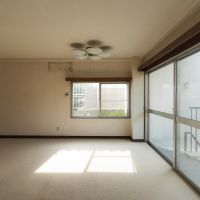 神戸市東灘区森北町の売買物件/テラスハウスでも角住戸のため窓がいっぱい