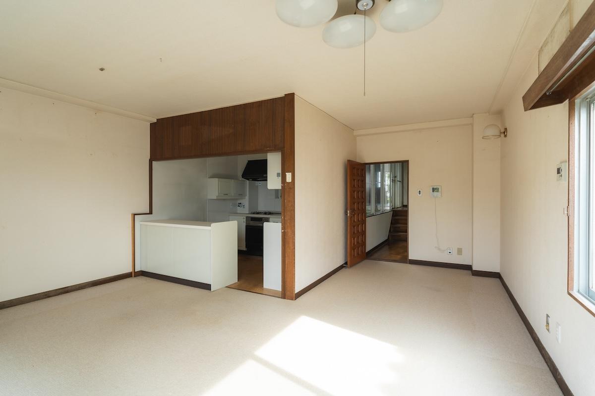 神戸市東灘区森北町の売買物件/カーペット敷のリビングダイニングキッチン