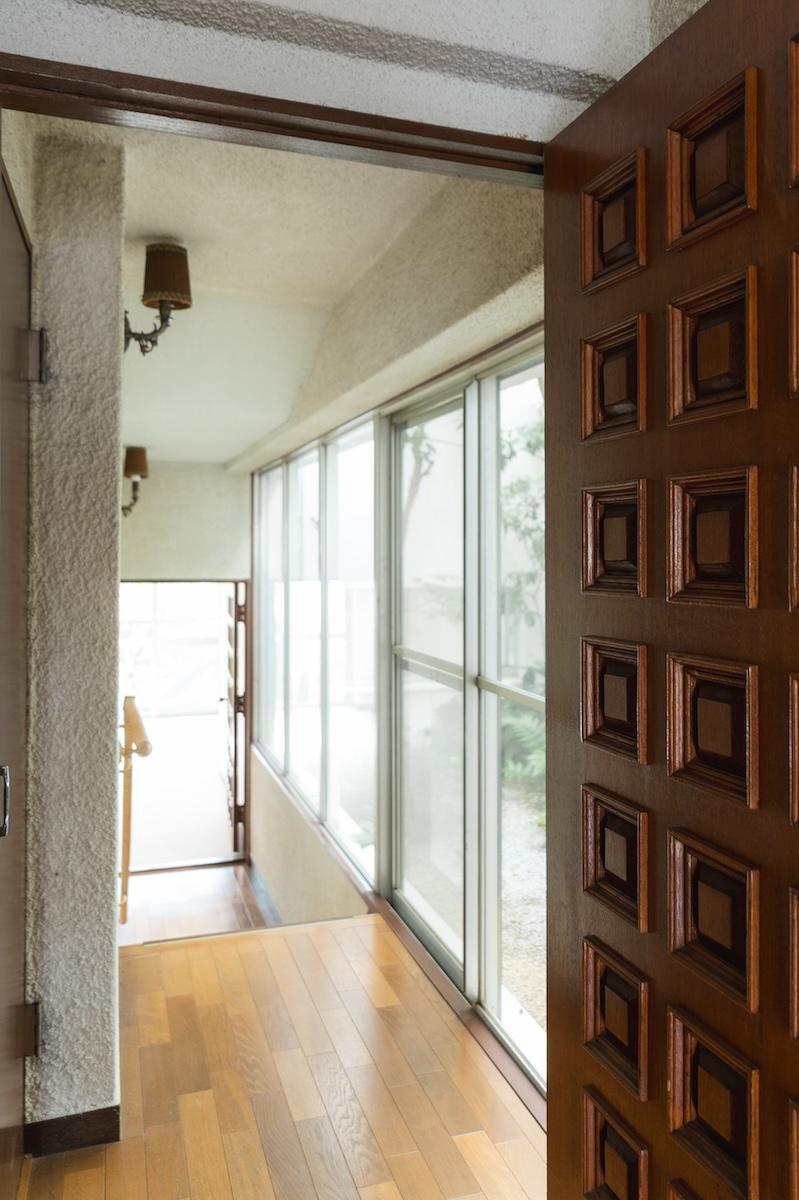 神戸市東灘区森北町の売買物件/中庭に沿って渡り廊下のような造り