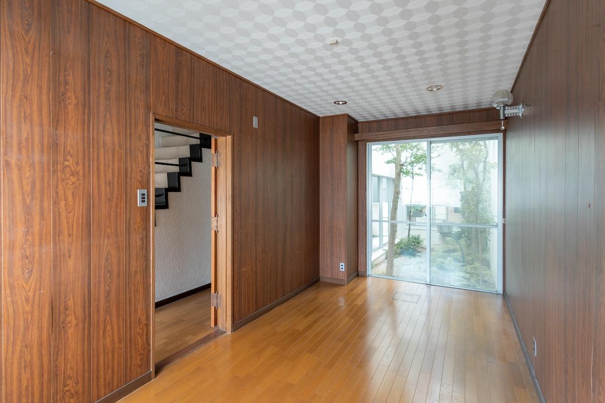 神戸市東灘区森北町の売買物件/玄関横の洋室は応接間のよう。書斎にもいいかも