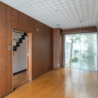 神戸市東灘区森北町の売買物件/玄関横の洋室は応接間のよう。書斎にもいいかも