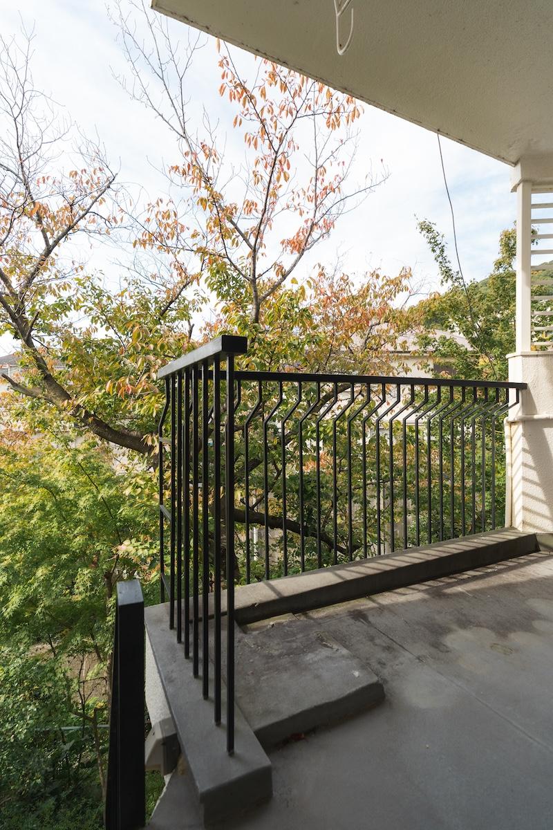 神戸市東灘区森北町の売買物件/リビングと繋がるバルコニーもちょっと広め