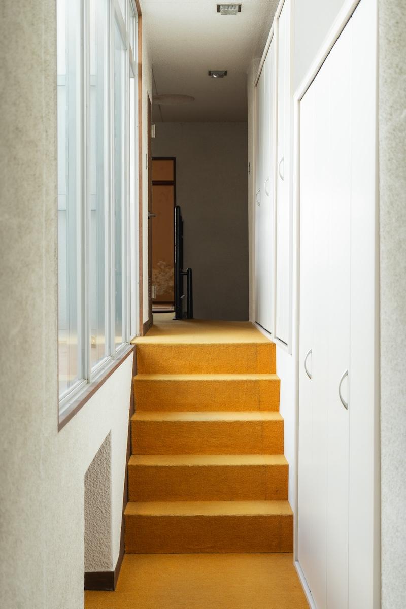 神戸市東灘区森北町の売買物件/2階の廊下はマスタードカラーのカーペット