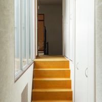 神戸市東灘区森北町の売買物件/2階の廊下はマスタードカラーのカーペット