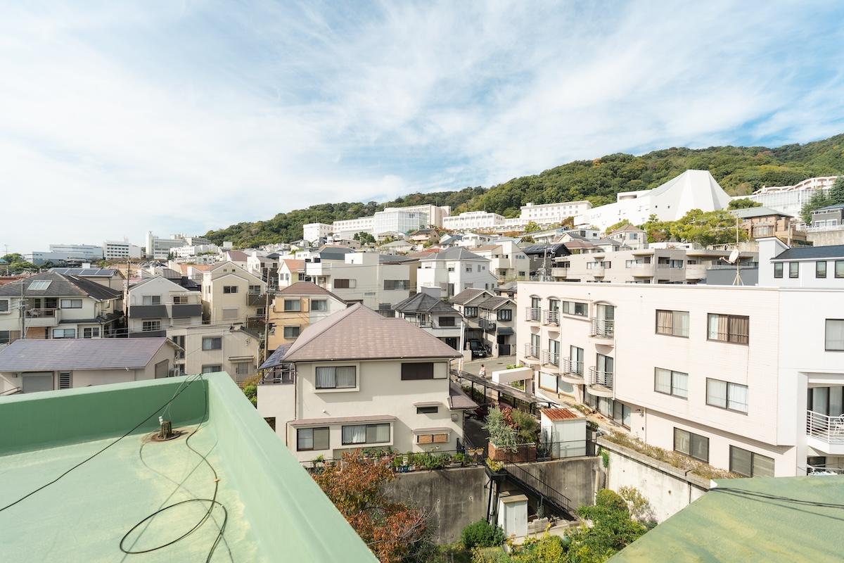 神戸市東灘区森北町の売買物件/山並みと住宅地の風景