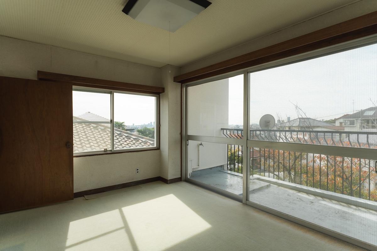 神戸市東灘区森北町の売買物件/2階洋室の大きな窓からも開けた景色が