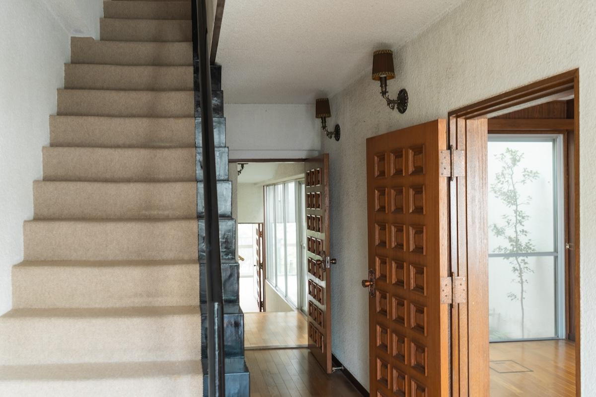 神戸市東灘区森北町の売買物件/玄関入ってすぐに魅了されるヴィンテージな雰囲気