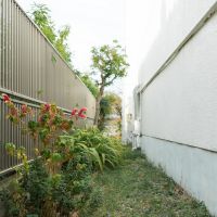 神戸市東灘区森北町の売買物件/玄関脇の小道に花壇