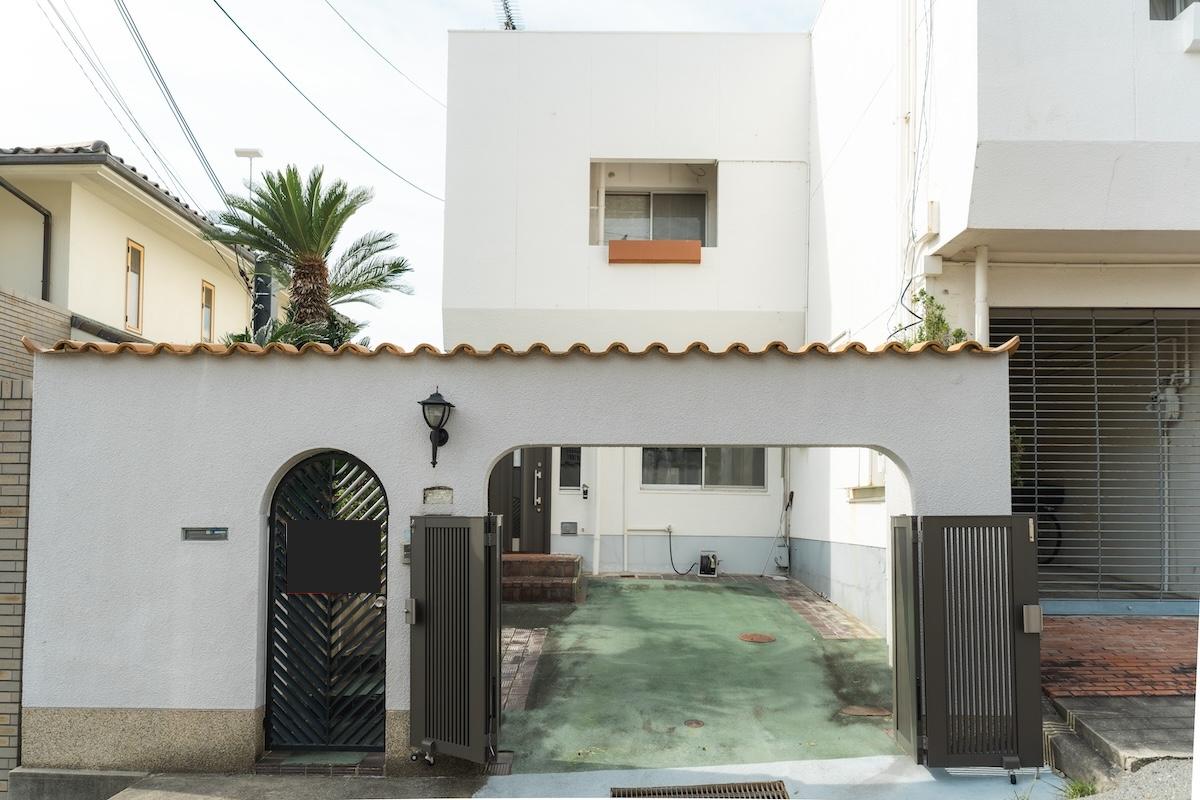 神戸市東灘区森北町の売買物件/オレンジの瓦がスパニッシュな雰囲気の門