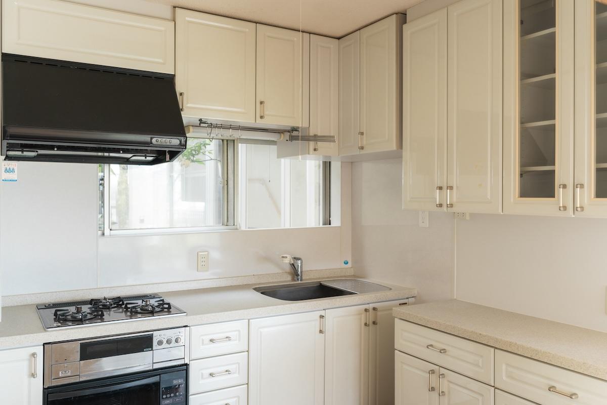 神戸市東灘区森北町の売買物件/白を基調としたキッチンは収納たっぷり