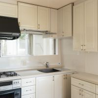 神戸市東灘区森北町の売買物件/白を基調としたキッチンは収納たっぷり