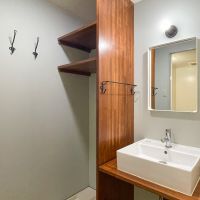 尼崎市道意町の賃貸物件/洗面も造作で仕上げられています（クリーニング前に撮影）