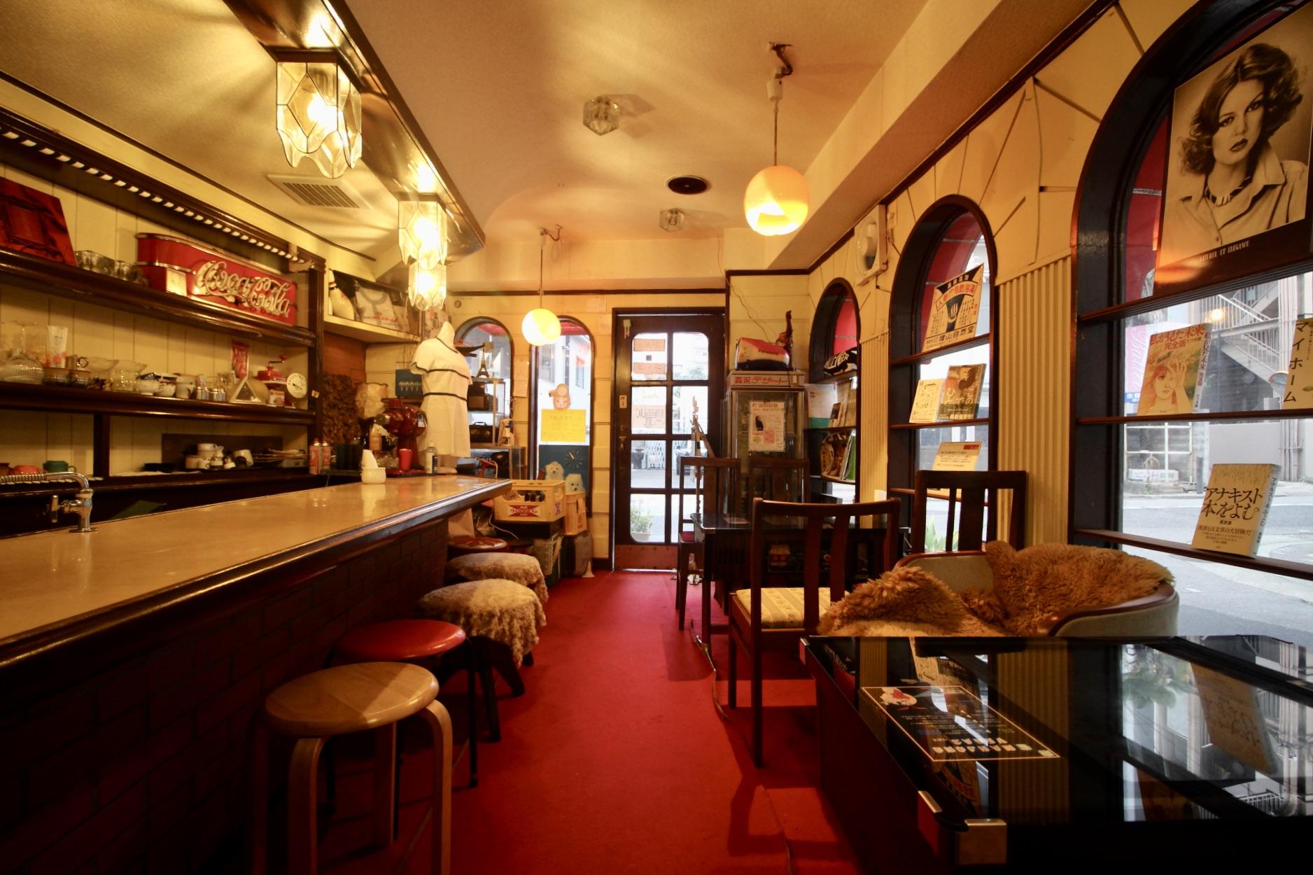 神戸市中央区花隈町の賃貸物件/アール窓や照明、赤絨毯も昭和レトロ