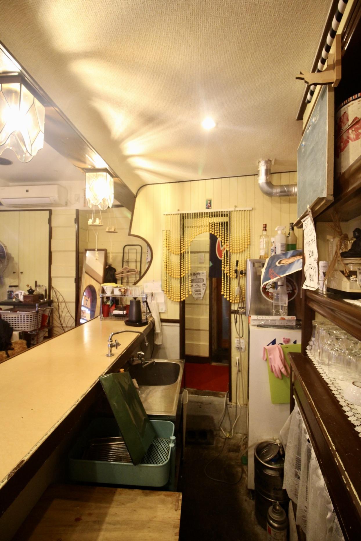 神戸市中央区花隈町の賃貸物件/厨房からトイレ方向を望む