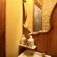 神戸市中央区花隈町の賃貸物件/リッチな雰囲気のミラーの手洗い場