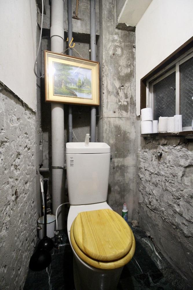 神戸市中央区花隈町の賃貸物件/トイレはほぼスケルトン