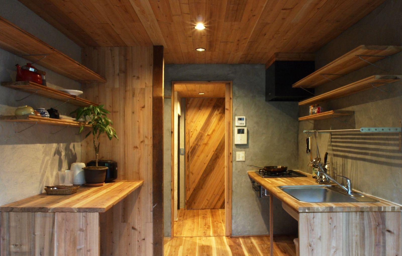 宝塚市清荒神の賃貸物件/木のぬくもりを感じられる造作キッチンは、収納も充実