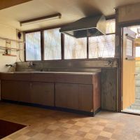 神戸市長田区丸山町の売買物件/窓が可愛いキッチンです