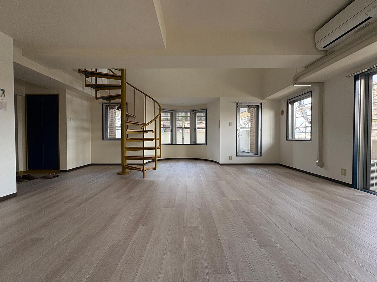 姫路市岩端町の賃貸物件/521号室_リビングと螺旋階段