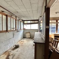 丹波篠山市東新町の売買物件/店舗横の物置スペース。木枠の磨りガラス窓がいい感じ