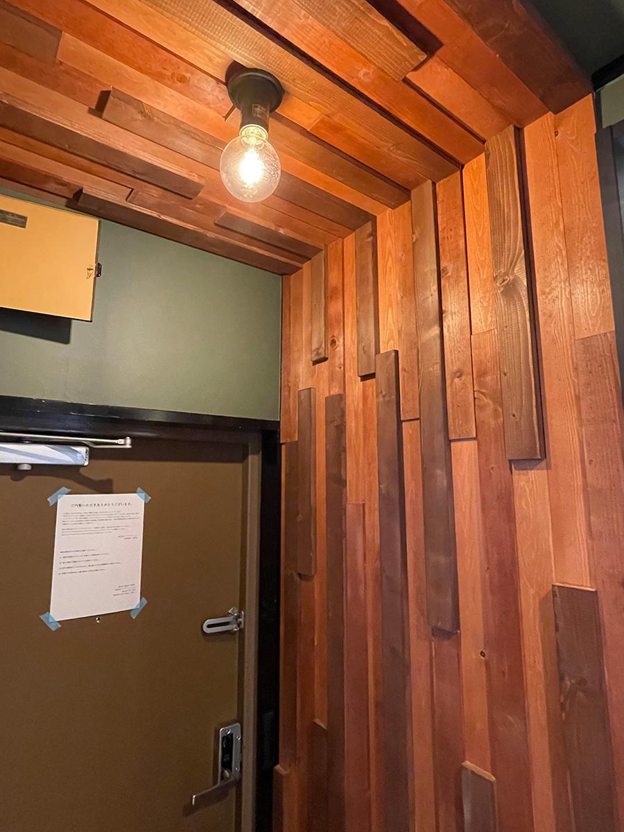 神戸市北区ひよどり台の売買物件/玄関はランダムな木張りの壁