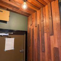 神戸市北区ひよどり台の売買物件/玄関はランダムな木張りの壁