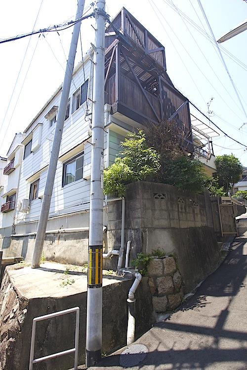 南東側からの外観