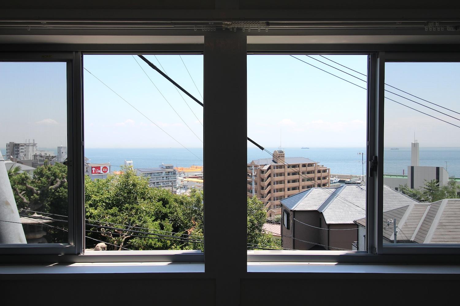 部屋内から気持ちいい海の景色