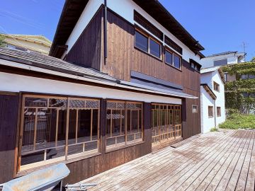 神戸市長田区五位ノ池町の売買物件/ウッドデッキとFARM古民家