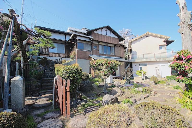 神戸市北区鈴蘭台北町の売買物件/参道のような小道沿いに3つの家と庭