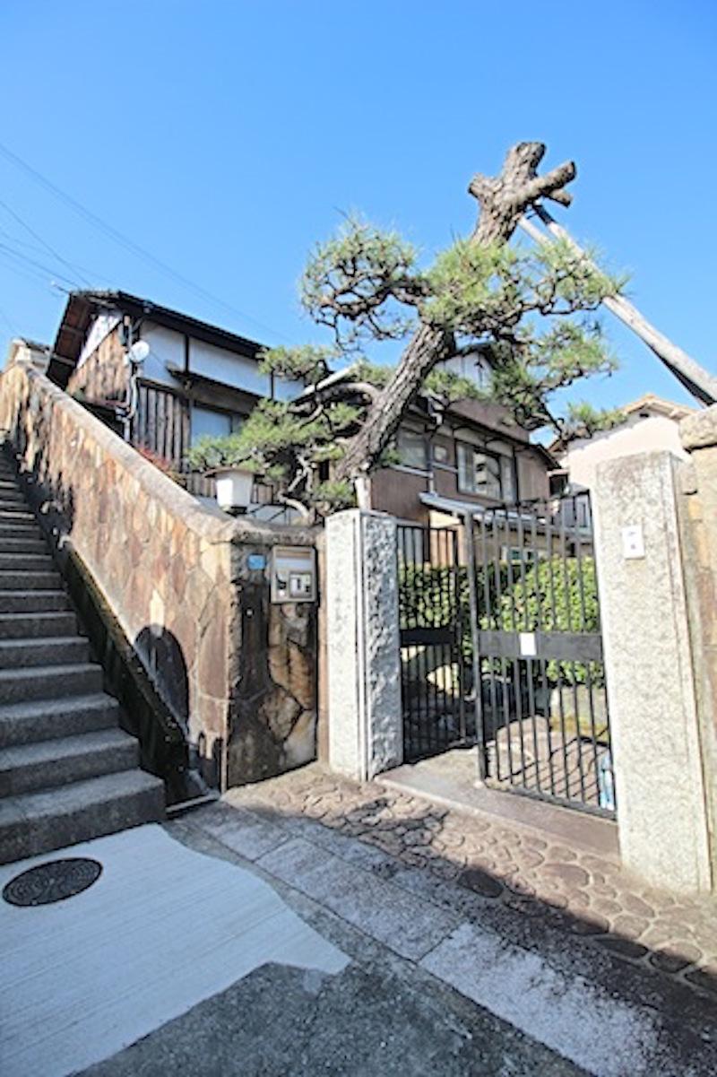 神戸市北区鈴蘭台北町の売買物件/石柱と手入れの行き届いた植栽