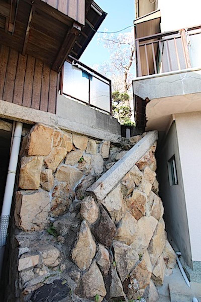 神戸市北区鈴蘭台北町の売買物件/母屋と附属建物2。石段の奥に隣地の桜が望める。