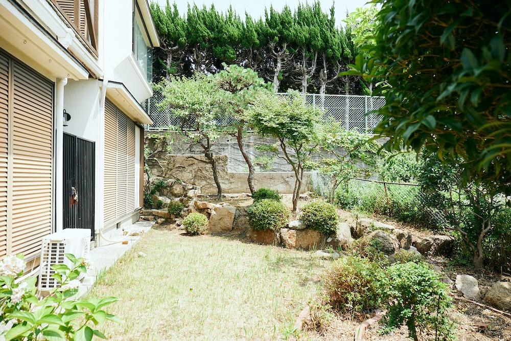 西宮市甲陽園目神山町の売買物件/四季折々の花が咲き誇る広々とした庭