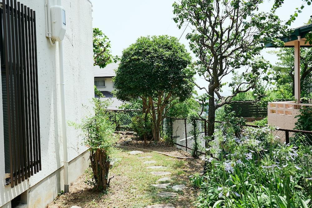西宮市甲陽園目神山町の売買物件/庭へのアプローチ