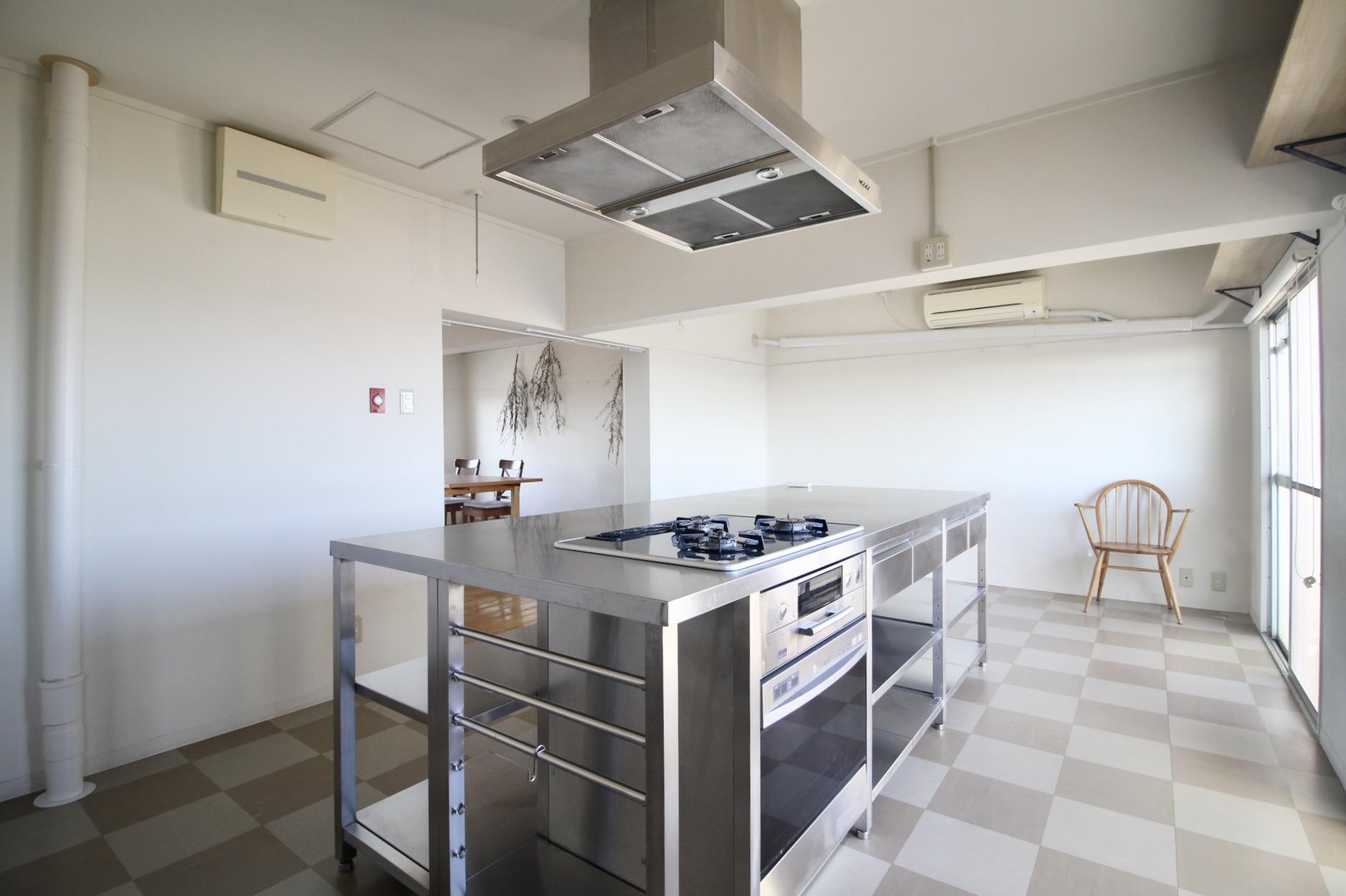 加古郡播磨町北本荘の賃貸物件/キッチンというよりも、まるでプロの厨房。料理教室や食関係のアトリエとしても利用可能です。