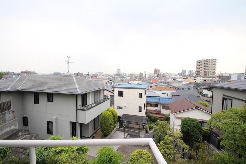 西宮市桜谷町の賃貸物件/バルコニーからは緑と抜けた眺望