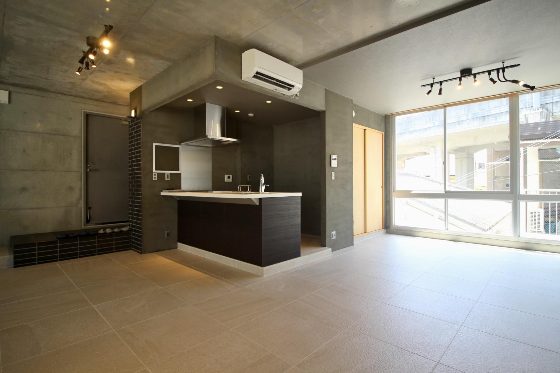 西宮市松原町の賃貸物件/シンプルながら表情のある素材を多用し、建具は木製であたたかみも感じます