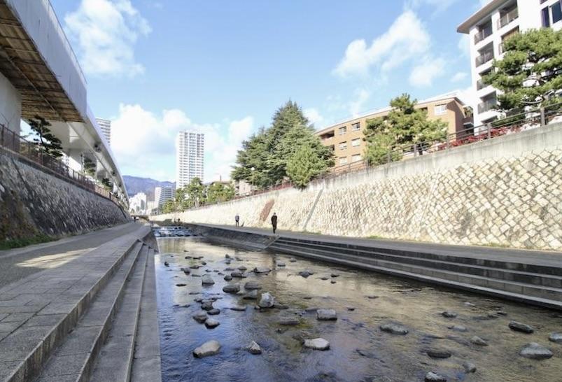 神戸市東灘区住吉東町の売買物件/マンションから徒歩約2分、蛍や鮎も生息する自然豊かな住吉川